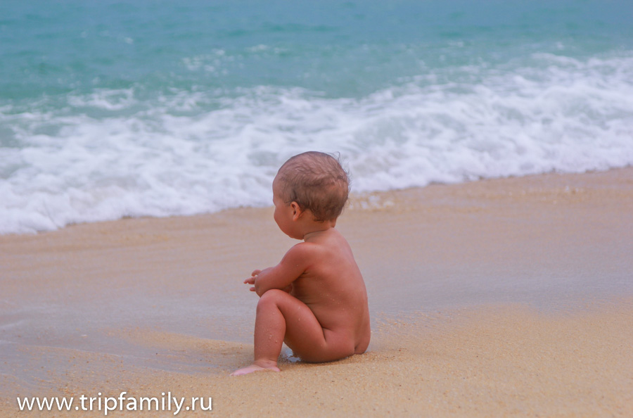 малыш на пляже 